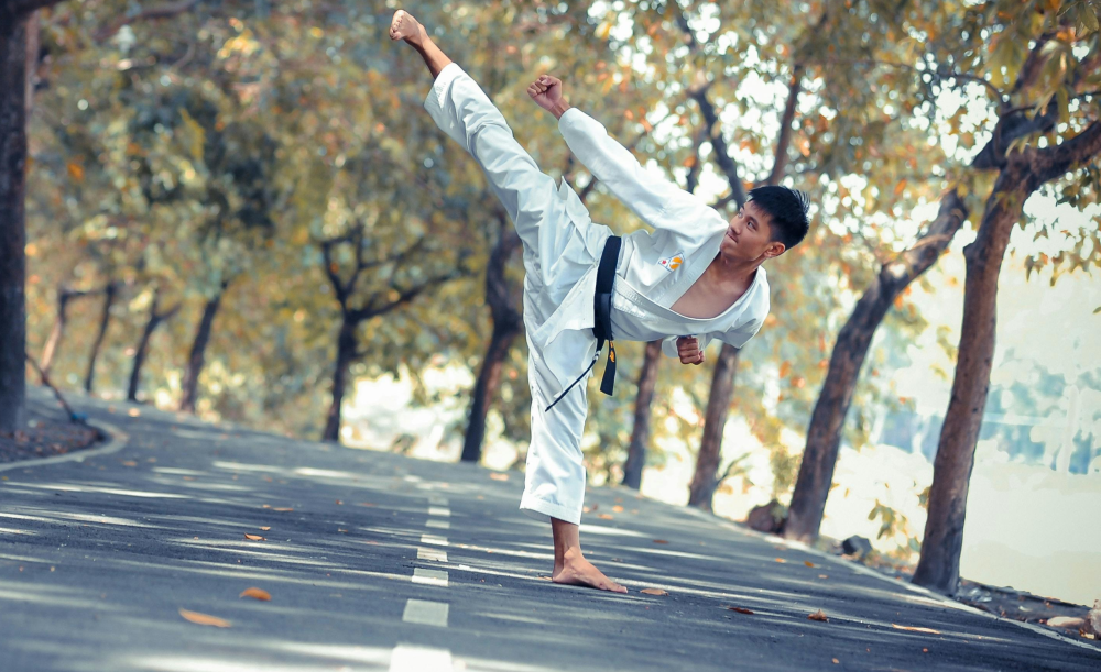 Pasos para mejorar la patada lateral en Karate